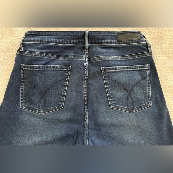 CALVIN KLEIN WOMEN’S DARK BLUE ULTIMAR SKINNY JEANS - Picture 8 of 10
